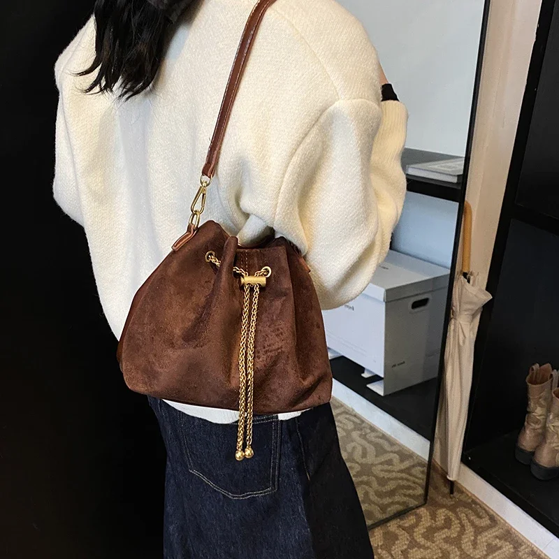 ソフトなフェイクスエード素材のシンプルな通勤用クロスボディバ - Women Bags Zara のレビューと価格